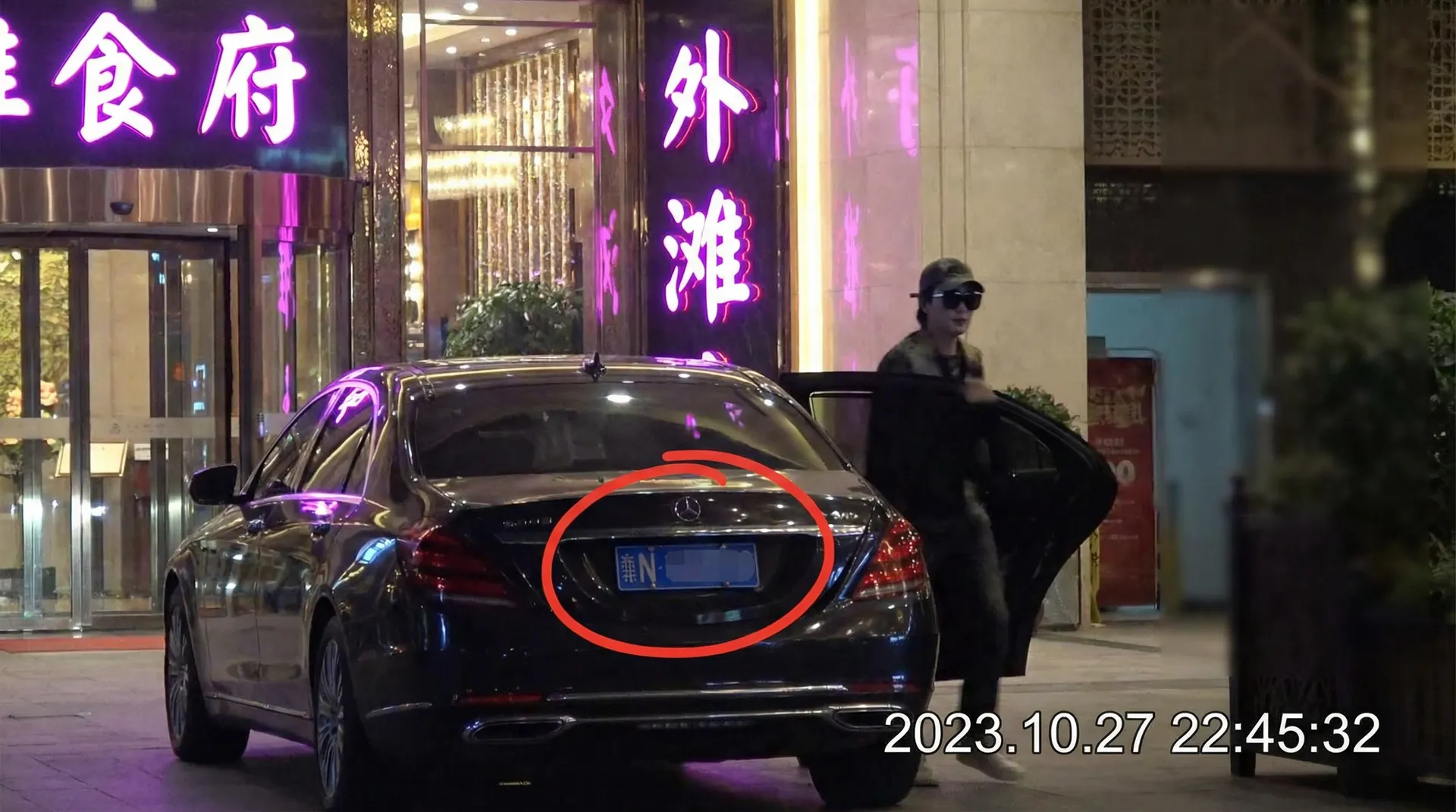 波盈体育网址 - 豪车餐厅外被拍